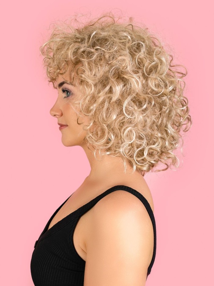 Kręcona peruka półdługa syntetyczna blond - sklep internetowy